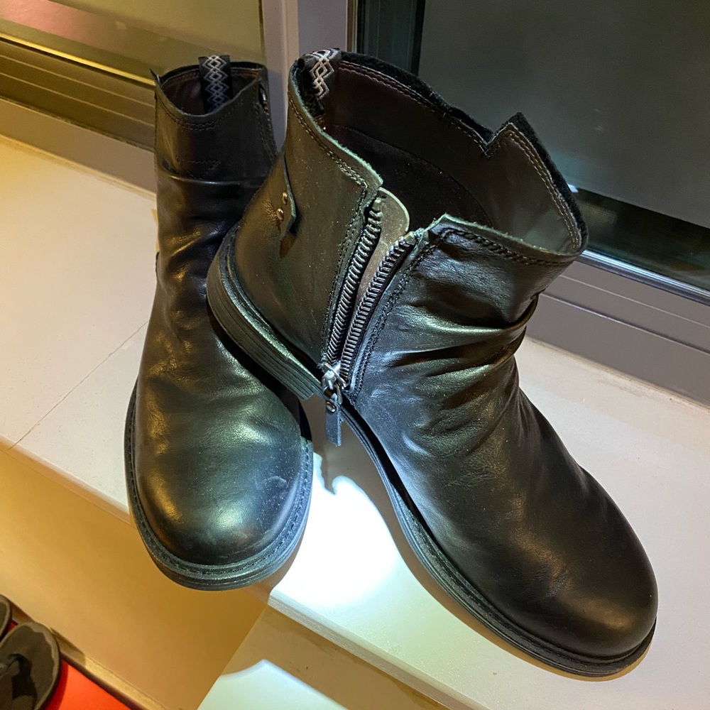 UGG mens Morrison pull on boots with side zip. These are water resistant leather